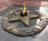 Бронзовый венок со звездой вечного огня в Гагарине (518550)